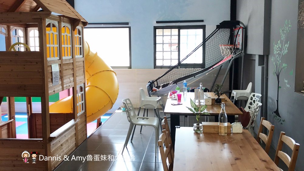 《竹北親子友善餐廳》CasA披薩專賣店。拿坡里式披薩好吃餅皮彈Q有嚼勁。免費溜滑梯、遊戲室、沙坑、盪鞦韆、投籃機、童書︱中正西路上 （影片）