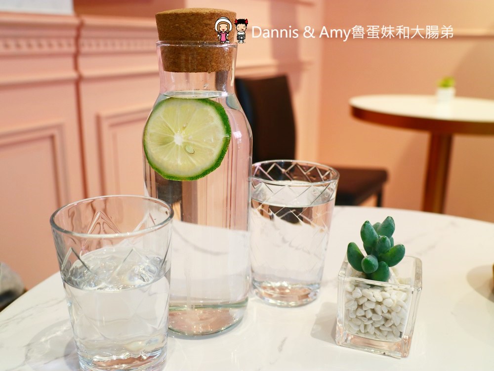 《新竹市區甜點推薦》甜甜雨法式甜點店。 在粉紅 x 大理石x 夢幻棉花雲空間下享受法國藍帶下午茶︱晶品城購物廣場1樓新竹火車站附近（影片）