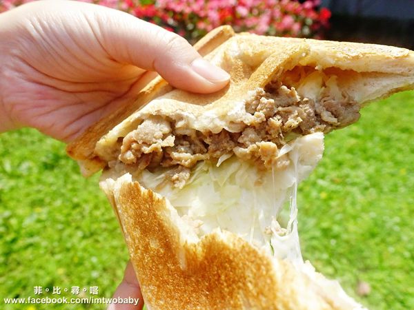 板烤三明治：【銅板美食推薦】致理板烤三明治-專賣 酥乾爽脆的外皮配上起司滿餡 難以抗拒的美味！捷運新埔站美食