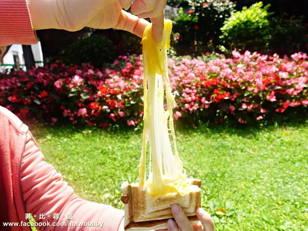 板烤三明治：【銅板美食推薦】致理板烤三明治-專賣 酥乾爽脆的外皮配上起司滿餡 難以抗拒的美味！捷運新埔站美食