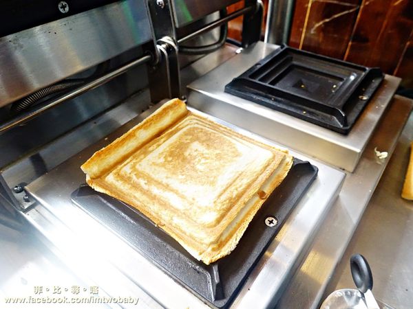板烤三明治：【銅板美食推薦】致理板烤三明治-專賣 酥乾爽脆的外皮配上起司滿餡 難以抗拒的美味！捷運新埔站美食