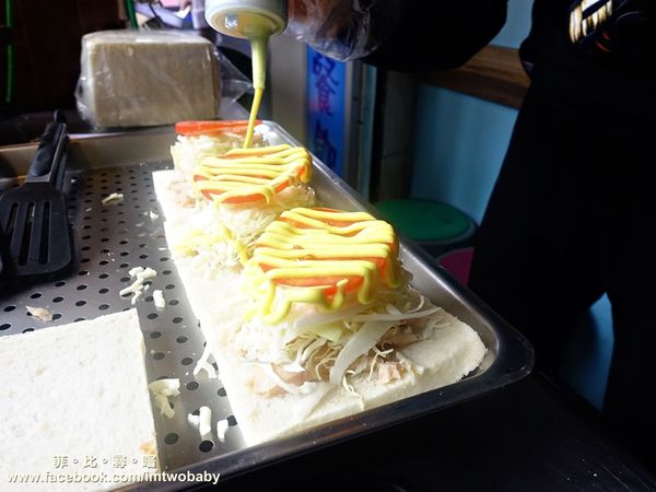 板烤三明治：【銅板美食推薦】致理板烤三明治-專賣 酥乾爽脆的外皮配上起司滿餡 難以抗拒的美味！捷運新埔站美食