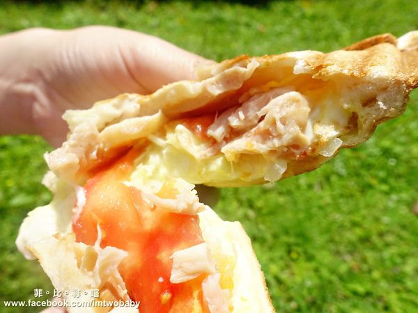 板烤三明治：【銅板美食推薦】致理板烤三明治-專賣 酥乾爽脆的外皮配上起司滿餡 難以抗拒的美味！捷運新埔站美食