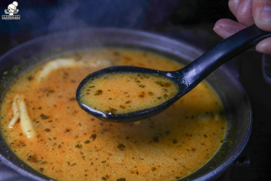 溫暖滋味的御膳房迷你土雞鍋，湯頭獨特土雞肉保有Q彈度、入口即化虎掌飯必點 - 跟著尼力吃喝玩樂＆親子生活