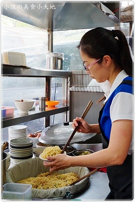 姊妹炒麵：台中北屯』姊妹炒麵║台中人的銅板早餐！傳統古早味炒麵＋豬血湯，就是愛這一味！