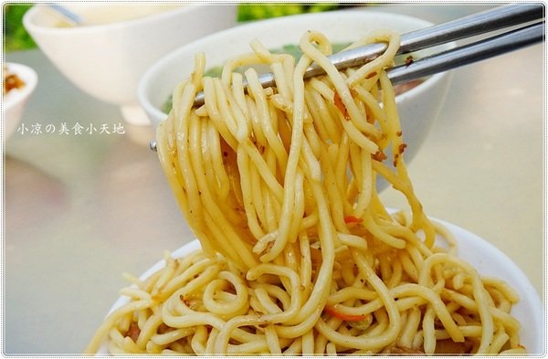 姊妹炒麵：台中北屯』姊妹炒麵║台中人的銅板早餐！傳統古早味炒麵＋豬血湯，就是愛這一味！