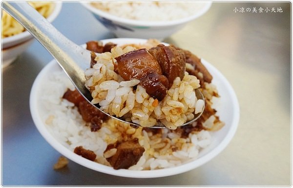 姊妹炒麵：台中北屯』姊妹炒麵║台中人的銅板早餐！傳統古早味炒麵＋豬血湯，就是愛這一味！