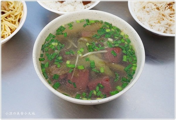 姊妹炒麵：台中北屯』姊妹炒麵║台中人的銅板早餐！傳統古早味炒麵＋豬血湯，就是愛這一味！