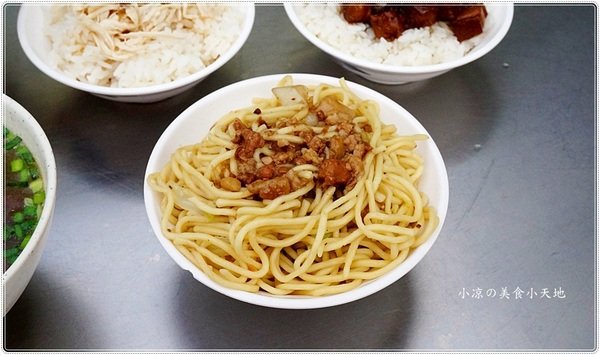 姊妹炒麵：台中北屯』姊妹炒麵║台中人的銅板早餐！傳統古早味炒麵＋豬血湯，就是愛這一味！