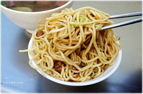 姊妹炒麵：台中北屯』姊妹炒麵║台中人的銅板早餐！傳統古早味炒麵＋豬血湯，就是愛這一味！