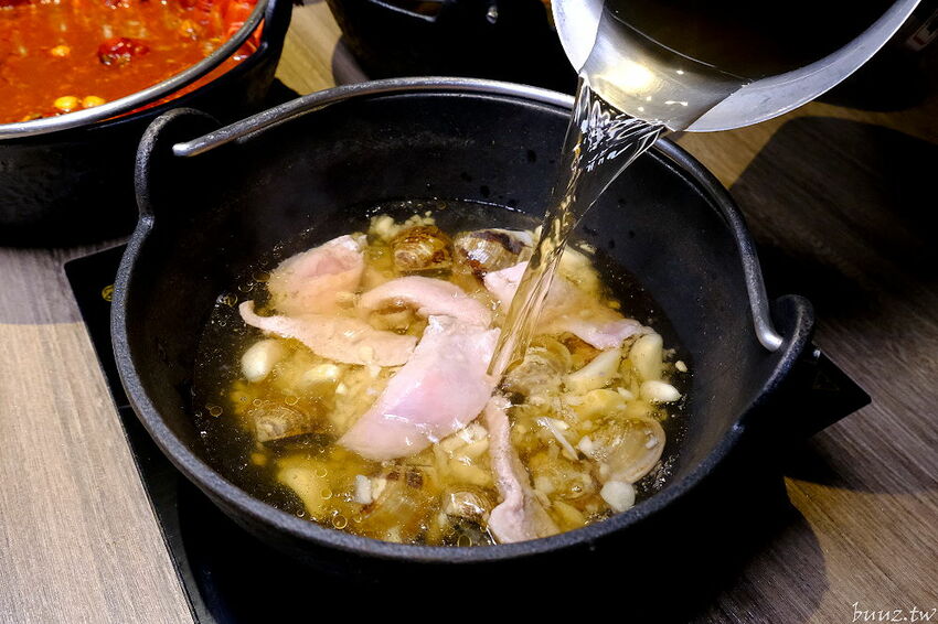 麻辣小龍蝦香又辣!人氣小火鍋拾鑶鍋物,飲料冰淇淋吃到飽,松阪豬爆多蒜頭滋味濃!