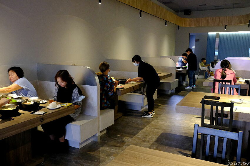 麻辣小龍蝦香又辣!人氣小火鍋拾鑶鍋物,飲料冰淇淋吃到飽,松阪豬爆多蒜頭滋味濃!