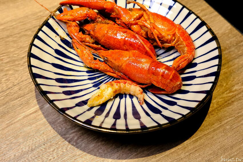 麻辣小龍蝦香又辣!人氣小火鍋拾鑶鍋物,飲料冰淇淋吃到飽,松阪豬爆多蒜頭滋味濃!