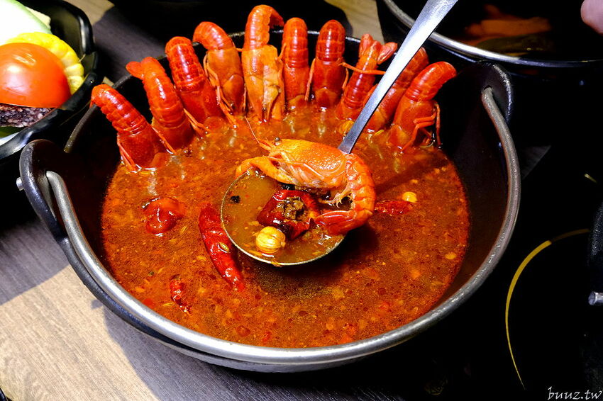 麻辣小龍蝦香又辣!人氣小火鍋拾鑶鍋物,飲料冰淇淋吃到飽,松阪豬爆多蒜頭滋味濃!