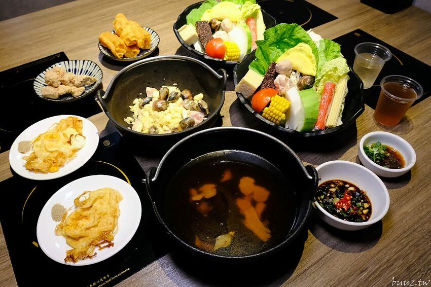 麻辣小龍蝦香又辣!人氣小火鍋拾鑶鍋物,飲料冰淇淋吃到飽,松阪豬爆多蒜頭滋味濃!