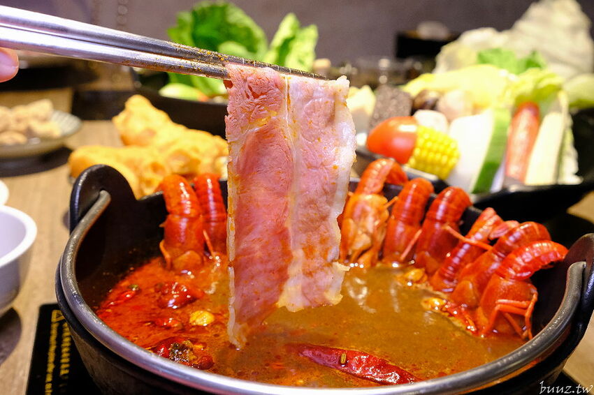 麻辣小龍蝦香又辣!人氣小火鍋拾鑶鍋物,飲料冰淇淋吃到飽,松阪豬爆多蒜頭滋味濃!