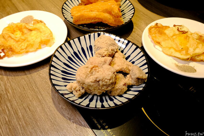 麻辣小龍蝦香又辣!人氣小火鍋拾鑶鍋物,飲料冰淇淋吃到飽,松阪豬爆多蒜頭滋味濃!