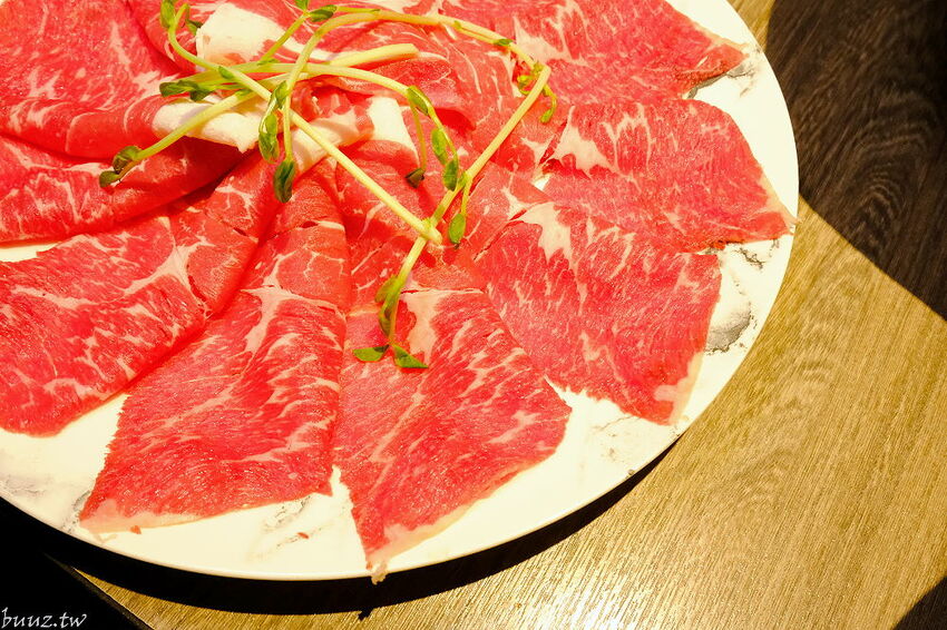 麻辣小龍蝦香又辣!人氣小火鍋拾鑶鍋物,飲料冰淇淋吃到飽,松阪豬爆多蒜頭滋味濃!