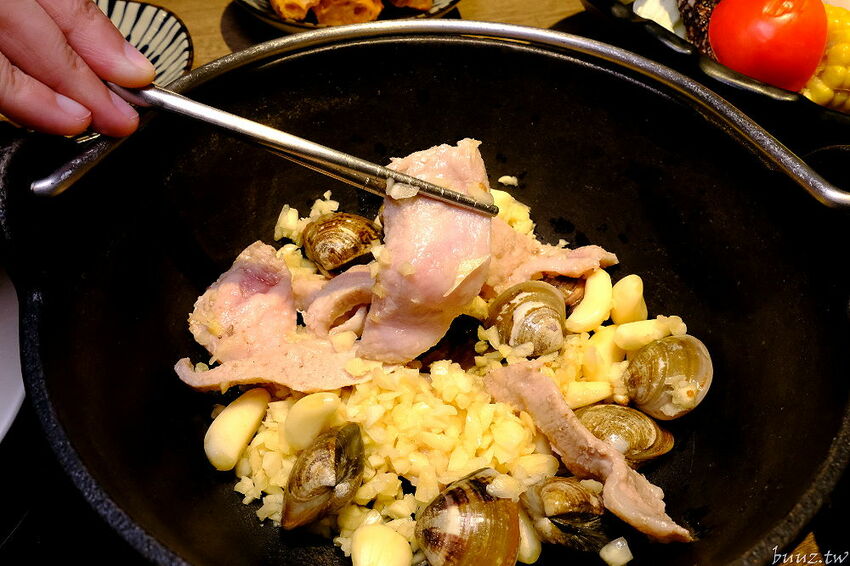 麻辣小龍蝦香又辣!人氣小火鍋拾鑶鍋物,飲料冰淇淋吃到飽,松阪豬爆多蒜頭滋味濃!