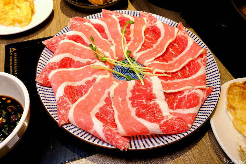 麻辣小龍蝦香又辣!人氣小火鍋拾鑶鍋物,飲料冰淇淋吃到飽,松阪豬爆多蒜頭滋味濃!