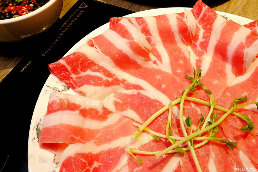 麻辣小龍蝦香又辣!人氣小火鍋拾鑶鍋物,飲料冰淇淋吃到飽,松阪豬爆多蒜頭滋味濃!