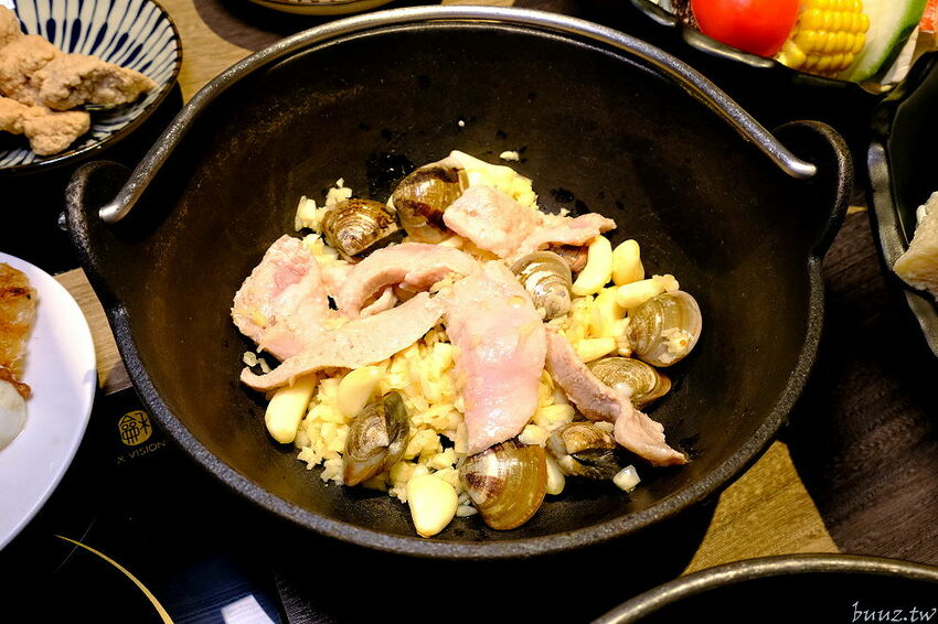 麻辣小龍蝦香又辣!人氣小火鍋拾鑶鍋物,飲料冰淇淋吃到飽,松阪豬爆多蒜頭滋味濃!