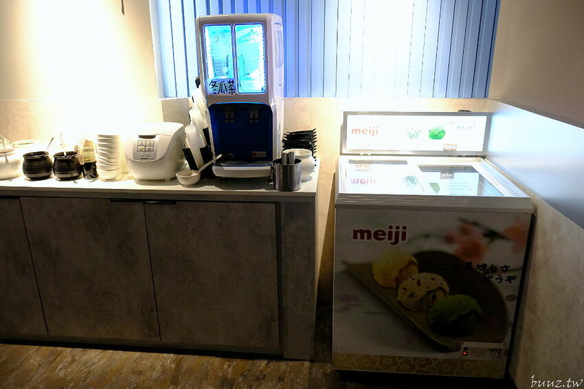 麻辣小龍蝦香又辣!人氣小火鍋拾鑶鍋物,飲料冰淇淋吃到飽,松阪豬爆多蒜頭滋味濃!