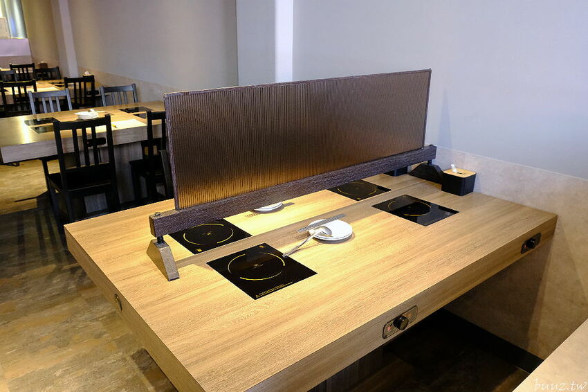 麻辣小龍蝦香又辣!人氣小火鍋拾鑶鍋物,飲料冰淇淋吃到飽,松阪豬爆多蒜頭滋味濃!