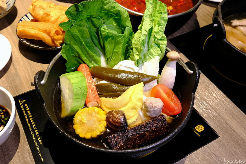 麻辣小龍蝦香又辣!人氣小火鍋拾鑶鍋物,飲料冰淇淋吃到飽,松阪豬爆多蒜頭滋味濃!