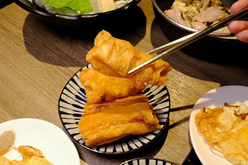 麻辣小龍蝦香又辣!人氣小火鍋拾鑶鍋物,飲料冰淇淋吃到飽,松阪豬爆多蒜頭滋味濃!