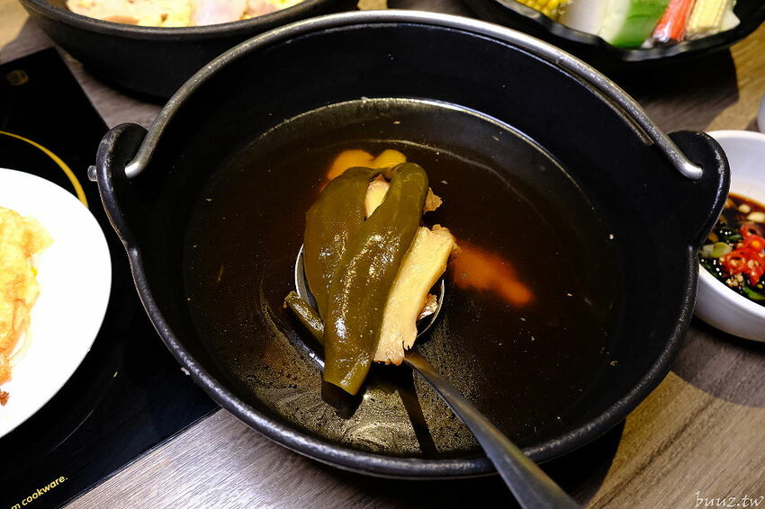 麻辣小龍蝦香又辣!人氣小火鍋拾鑶鍋物,飲料冰淇淋吃到飽,松阪豬爆多蒜頭滋味濃!