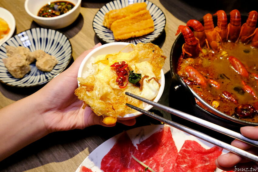 麻辣小龍蝦香又辣!人氣小火鍋拾鑶鍋物,飲料冰淇淋吃到飽,松阪豬爆多蒜頭滋味濃!