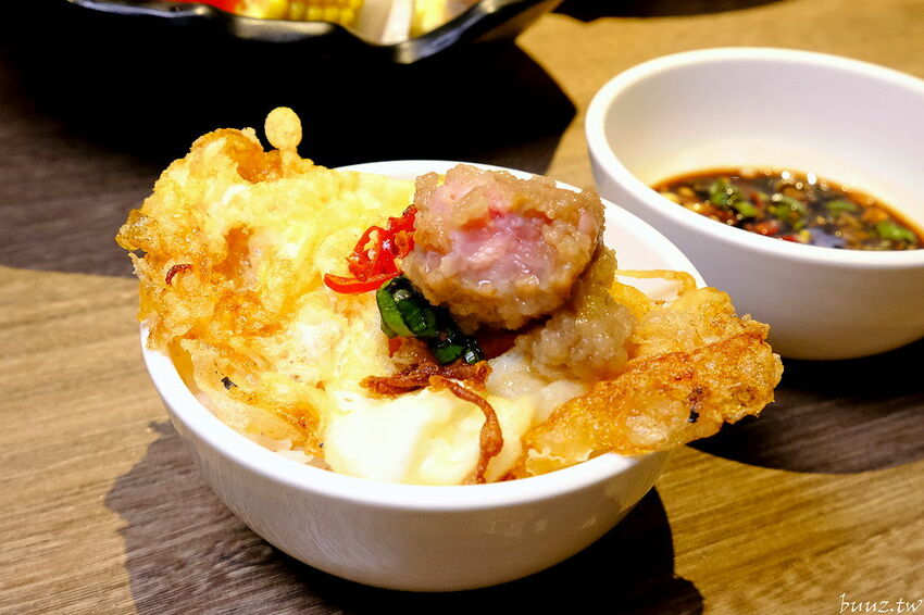 麻辣小龍蝦香又辣!人氣小火鍋拾鑶鍋物,飲料冰淇淋吃到飽,松阪豬爆多蒜頭滋味濃!