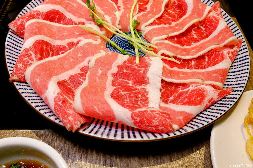 麻辣小龍蝦香又辣!人氣小火鍋拾鑶鍋物,飲料冰淇淋吃到飽,松阪豬爆多蒜頭滋味濃!