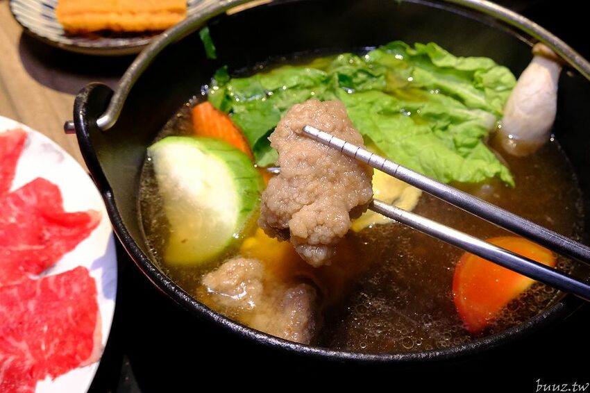 麻辣小龍蝦香又辣!人氣小火鍋拾鑶鍋物,飲料冰淇淋吃到飽,松阪豬爆多蒜頭滋味濃!