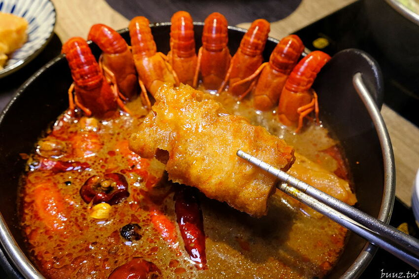 麻辣小龍蝦香又辣!人氣小火鍋拾鑶鍋物,飲料冰淇淋吃到飽,松阪豬爆多蒜頭滋味濃!