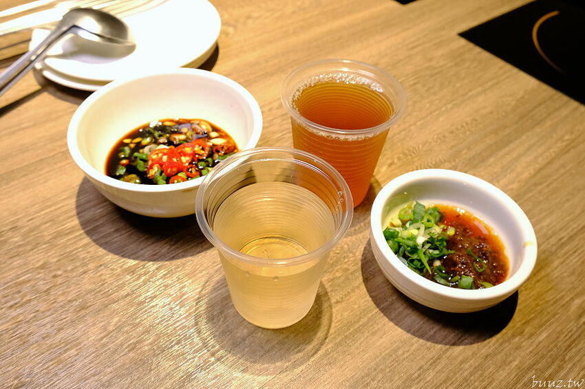 麻辣小龍蝦香又辣!人氣小火鍋拾鑶鍋物,飲料冰淇淋吃到飽,松阪豬爆多蒜頭滋味濃!