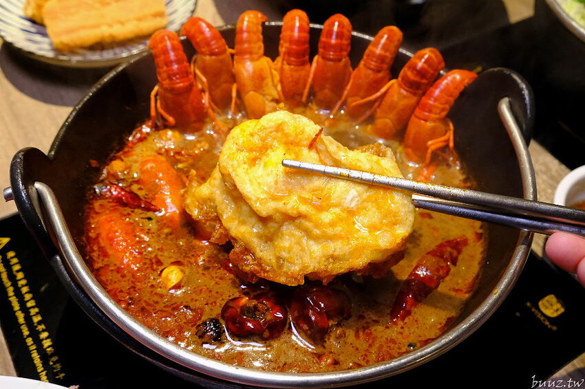 麻辣小龍蝦香又辣!人氣小火鍋拾鑶鍋物,飲料冰淇淋吃到飽,松阪豬爆多蒜頭滋味濃!