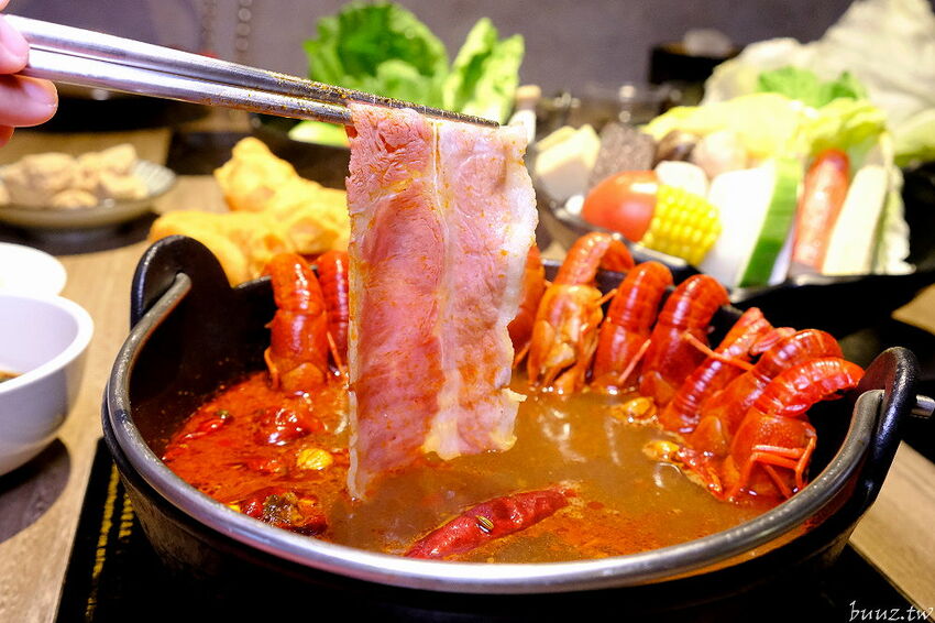 麻辣小龍蝦香又辣!人氣小火鍋拾鑶鍋物,飲料冰淇淋吃到飽,松阪豬爆多蒜頭滋味濃!