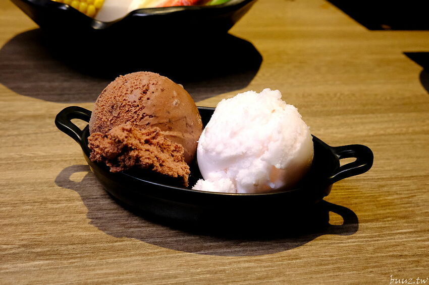 麻辣小龍蝦香又辣!人氣小火鍋拾鑶鍋物,飲料冰淇淋吃到飽,松阪豬爆多蒜頭滋味濃!