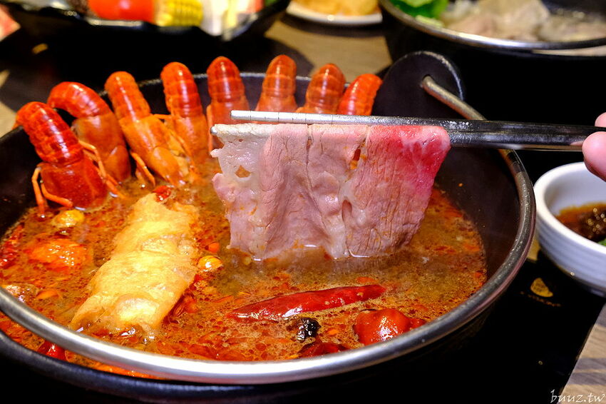 麻辣小龍蝦香又辣!人氣小火鍋拾鑶鍋物,飲料冰淇淋吃到飽,松阪豬爆多蒜頭滋味濃!