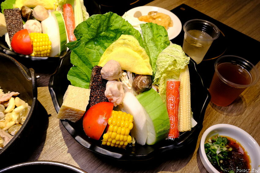 麻辣小龍蝦香又辣!人氣小火鍋拾鑶鍋物,飲料冰淇淋吃到飽,松阪豬爆多蒜頭滋味濃!