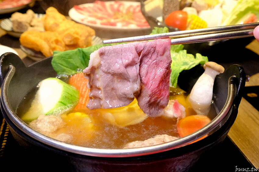 麻辣小龍蝦香又辣!人氣小火鍋拾鑶鍋物,飲料冰淇淋吃到飽,松阪豬爆多蒜頭滋味濃!