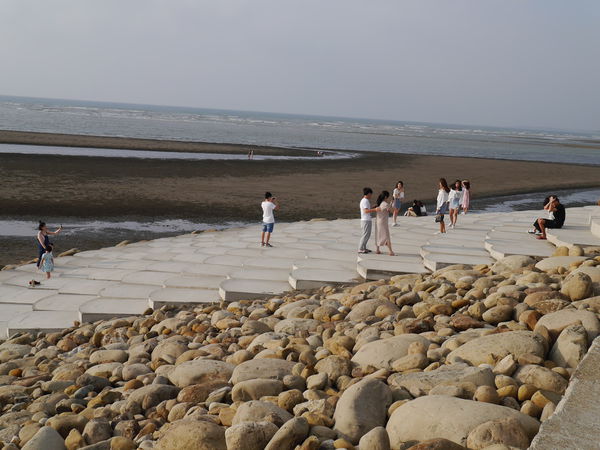 2018新竹一日遊最新！約會行程推薦。關西東安古橋 > 絕美魚鱗天梯> 夏季三角景觀咖啡廳。上山下海美景一日輕鬆走～