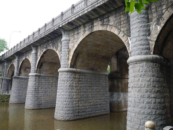 2018新竹一日遊最新！約會行程推薦。關西東安古橋 > 絕美魚鱗天梯> 夏季三角景觀咖啡廳。上山下海美景一日輕鬆走～