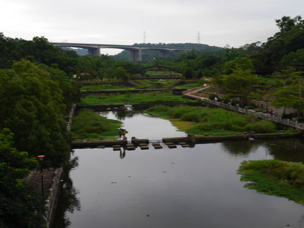 2018新竹一日遊最新！約會行程推薦。關西東安古橋 > 絕美魚鱗天梯> 夏季三角景觀咖啡廳。上山下海美景一日輕鬆走～