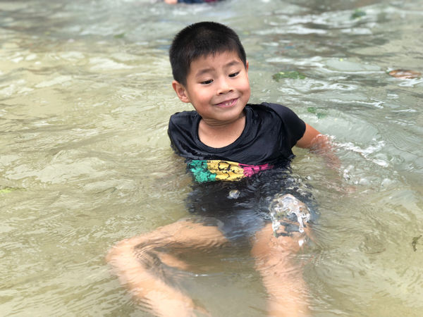 圓圓家出去玩—《新竹景點》放電遛小孩,放風箏保證不失敗《南寮漁港》戲水、觀浪、草地放風箏!