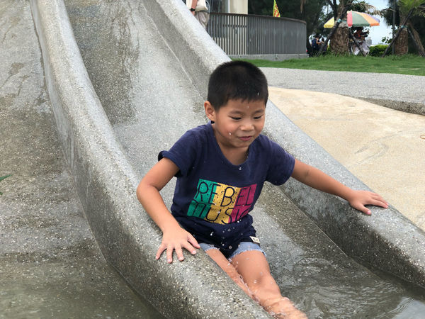 圓圓家出去玩—《新竹景點》放電遛小孩,放風箏保證不失敗《南寮漁港》戲水、觀浪、草地放風箏!