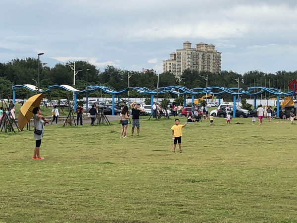 圓圓家出去玩—《新竹景點》放電遛小孩,放風箏保證不失敗《南寮漁港》戲水、觀浪、草地放風箏!