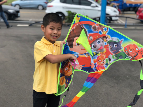 圓圓家出去玩—《新竹景點》放電遛小孩,放風箏保證不失敗《南寮漁港》戲水、觀浪、草地放風箏!